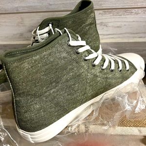 NWT American Eagle canvas high top. Women 10